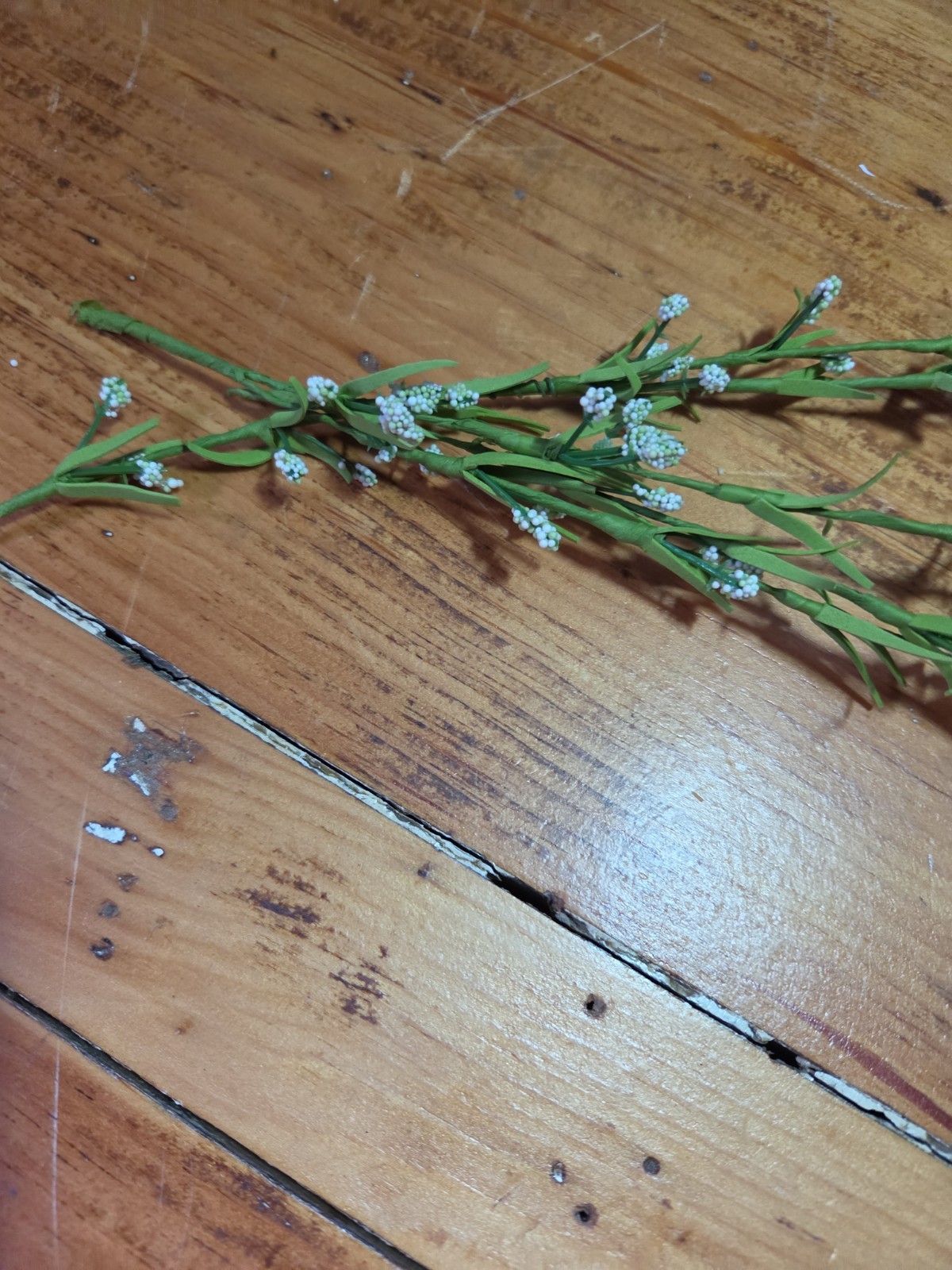 Delicate Green & White Trailing Silk Greenery 35″ Stems. Hangs Gacefully PRETTY