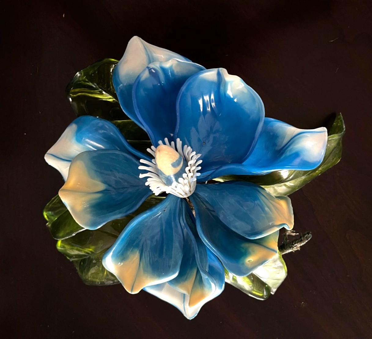 💙VTG LUCITE HAND‑CRAFTED • MAGNOLIA SCULPTURE • BLUE PETALS, GREEN LEAVES 10×9″
