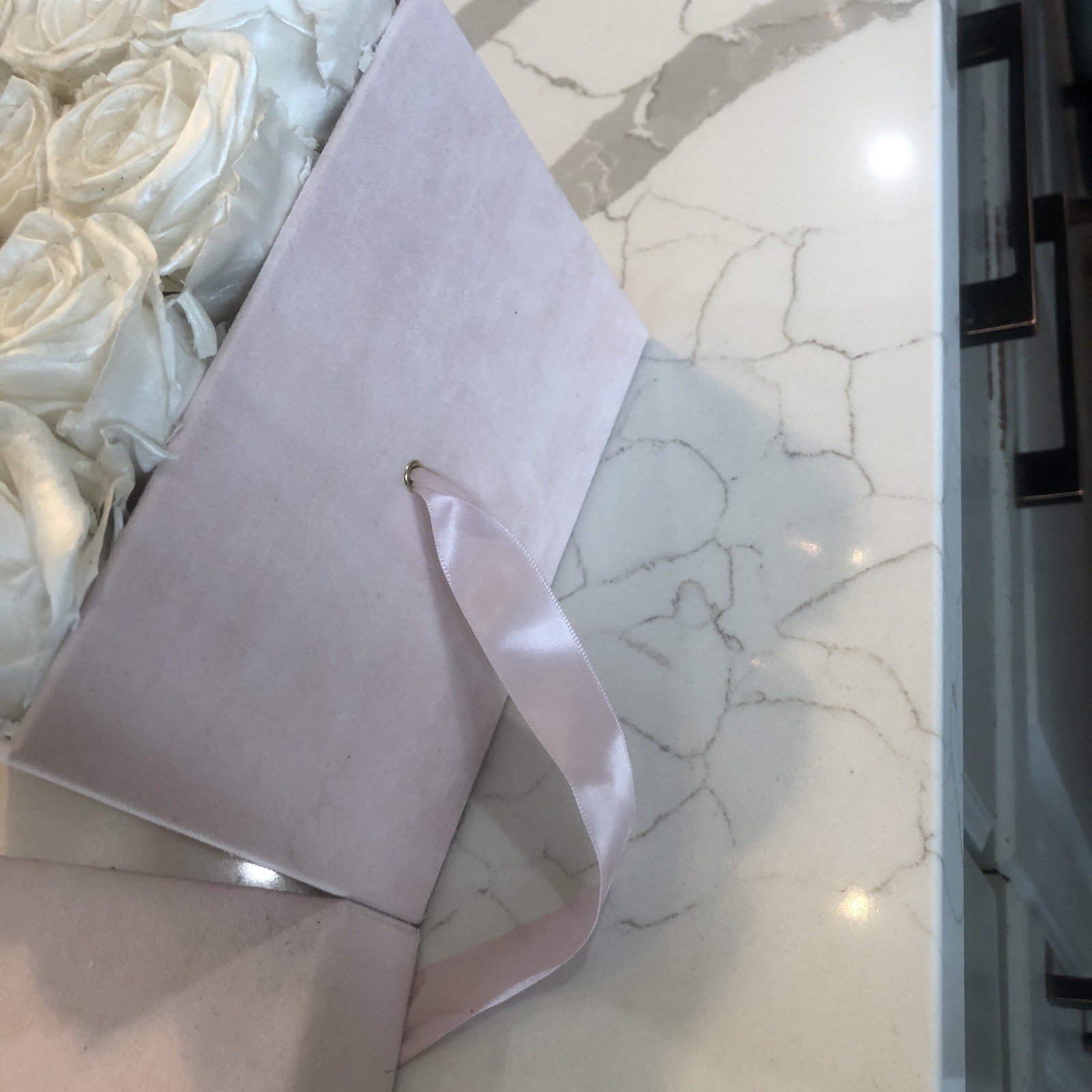 Venus Et Fleur 16 ￼ Flowers White Pink box