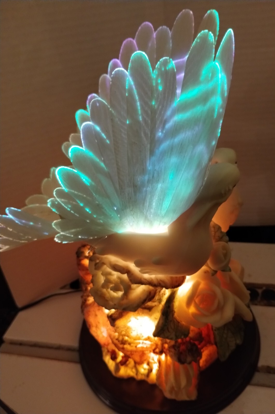 BEAUTIFUL,2 Doves,& Roses Lights Up & Changes Soft Colors Beautiful,EXC.COND.