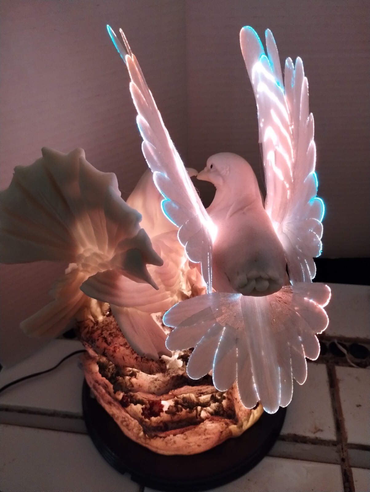BEAUTIFUL,2 Doves,& Roses Lights Up & Changes Soft Colors Beautiful,EXC.COND.