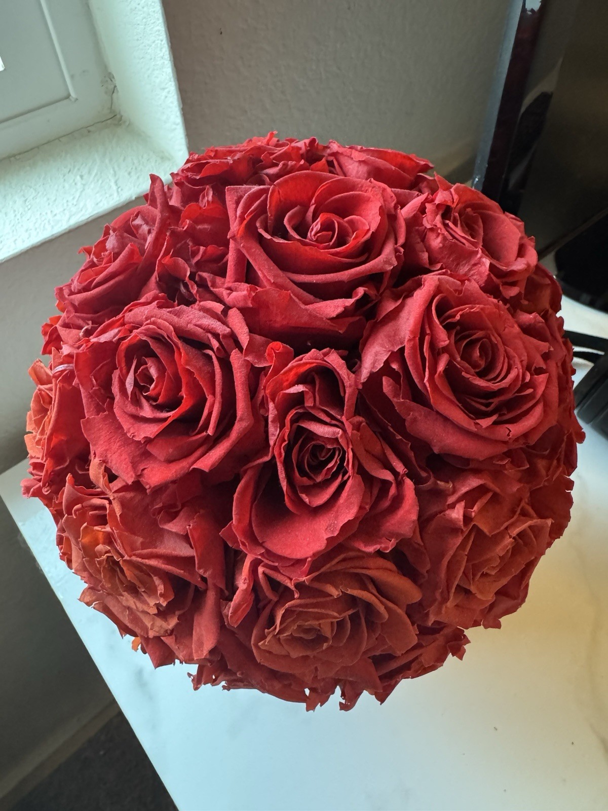 VENUS ET FLEUR Eternity 30 Red Roses With Porcelain Vase