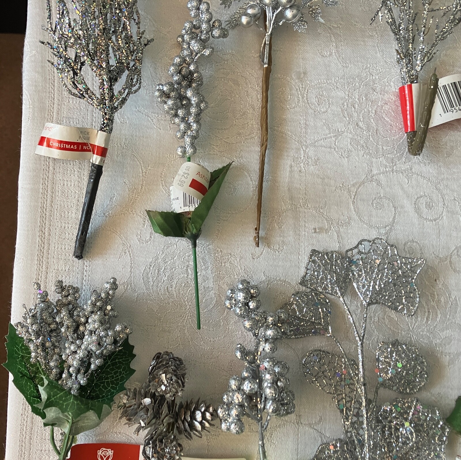 FANTASTIC LOT OF 22 PIECES OF FLORAL DECOR FOR THE HOLIDAY SEASON.