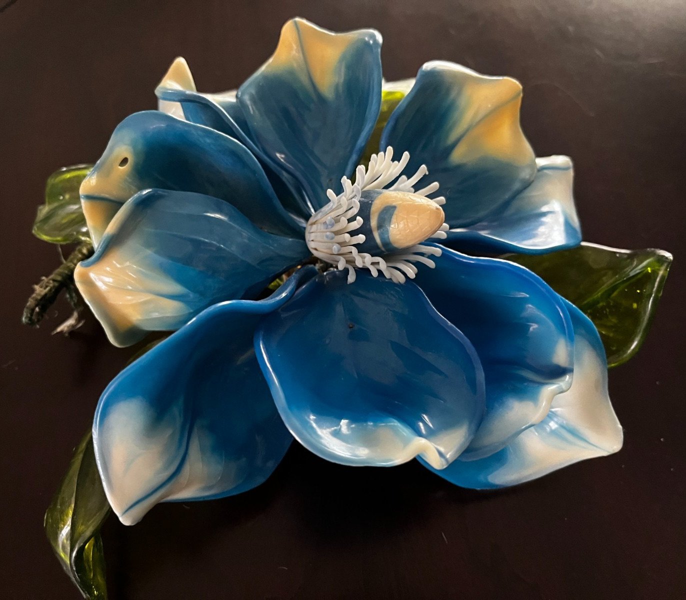 💙VTG LUCITE HAND‑CRAFTED • MAGNOLIA SCULPTURE • BLUE PETALS, GREEN LEAVES 10×9″