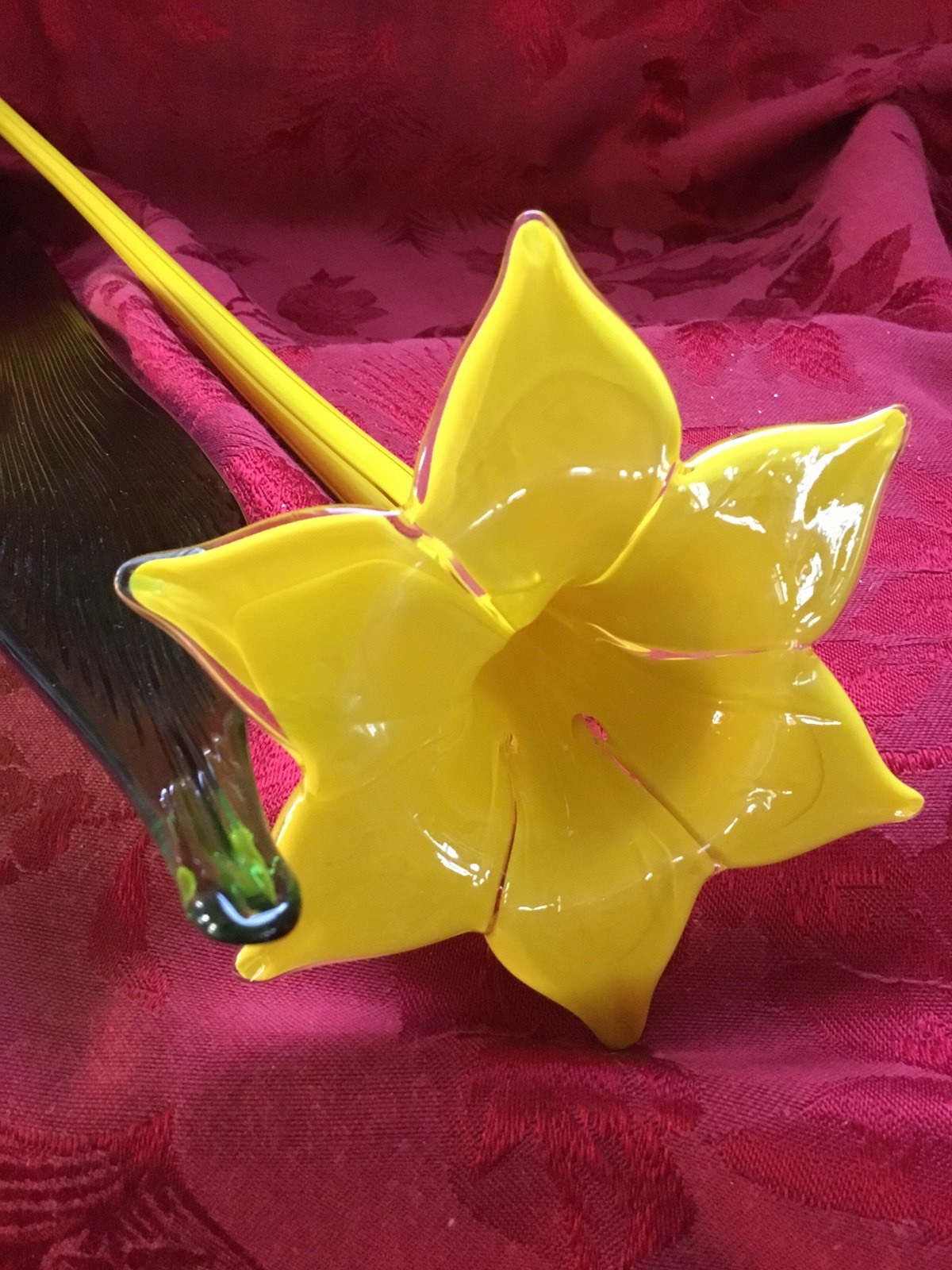 FLAWLESS Exquisite ART GLASS Pair TALL Yellow DAFFODIL & Green FERN LEAF 19″