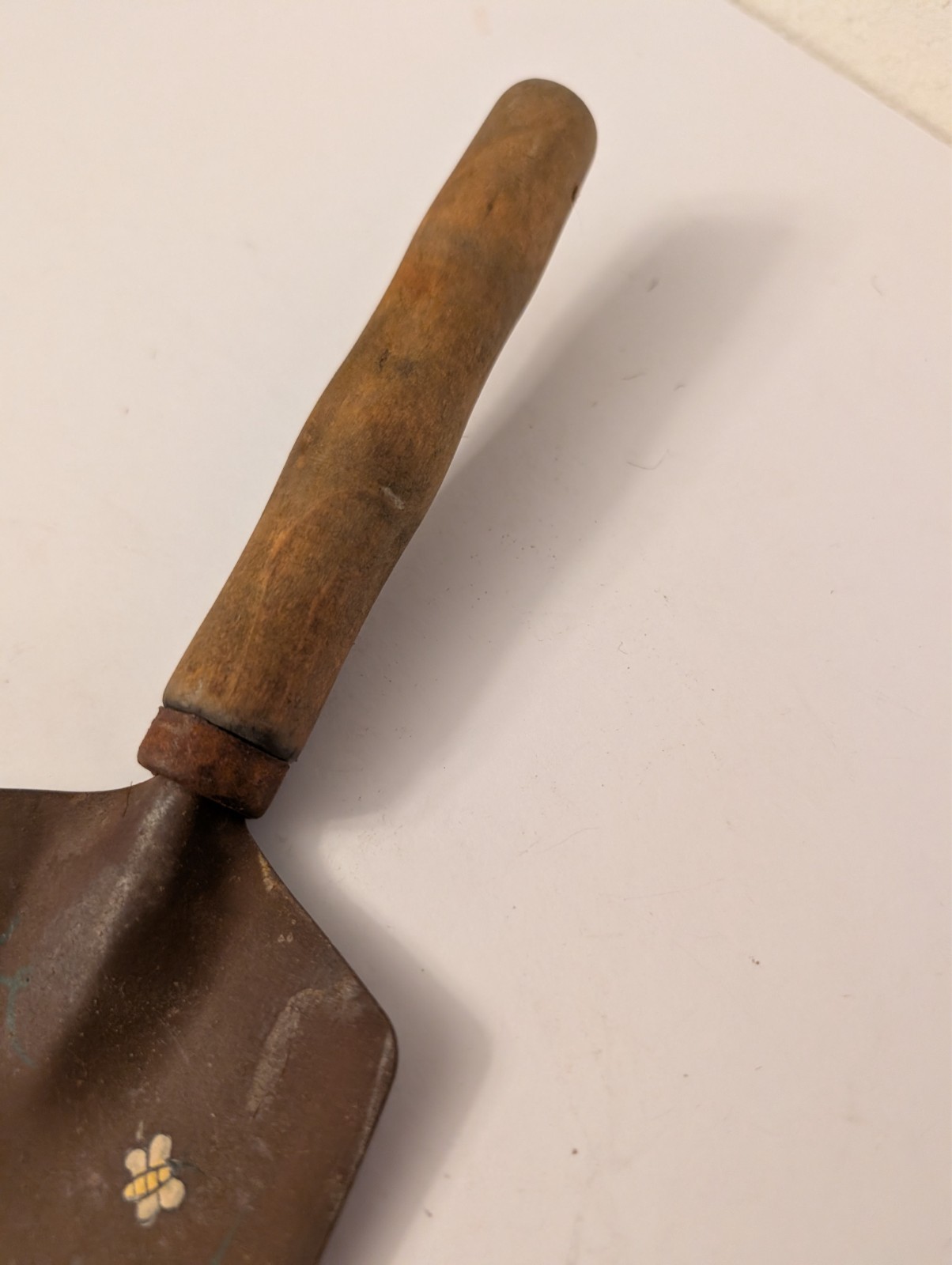 Vtg Hand painted decorative Honeybee garden Birdhouse spade-wood handle DECOR