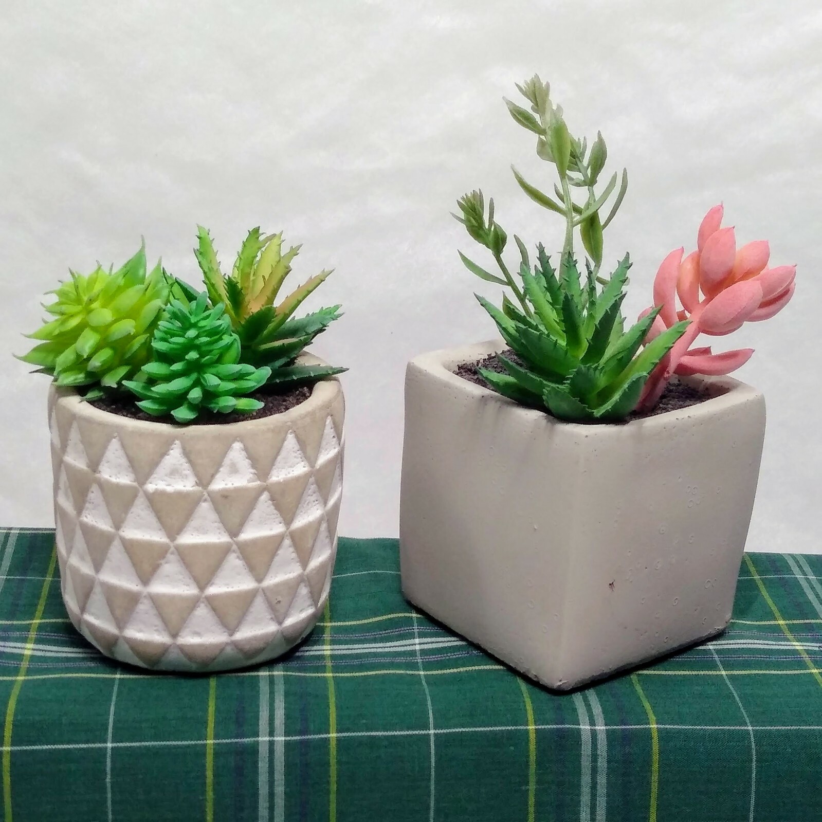 🌼 4.25″ & “5” Artificial Echeveria & Sedum Succulents in Cement Pots – Set of 2