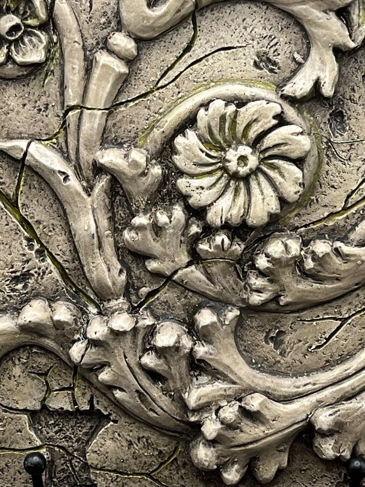 3D WALL HANGING RESIN DISTRESSED FLORAL DESIGN 7 3/4″x 6″