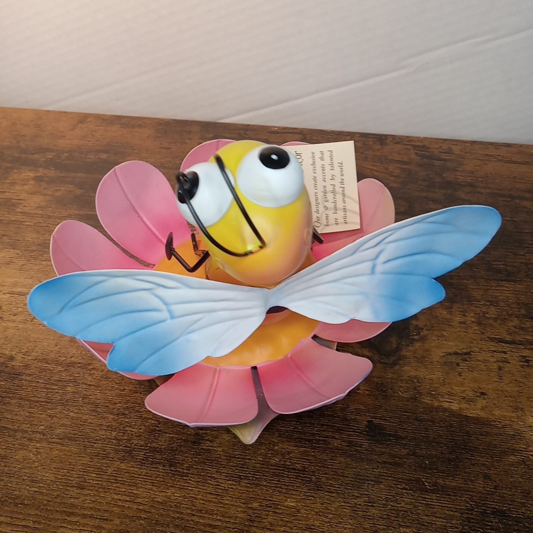 Regal Art & Gift Bee On Flower Tin Yard Decor Pink Flower Straw Decoration