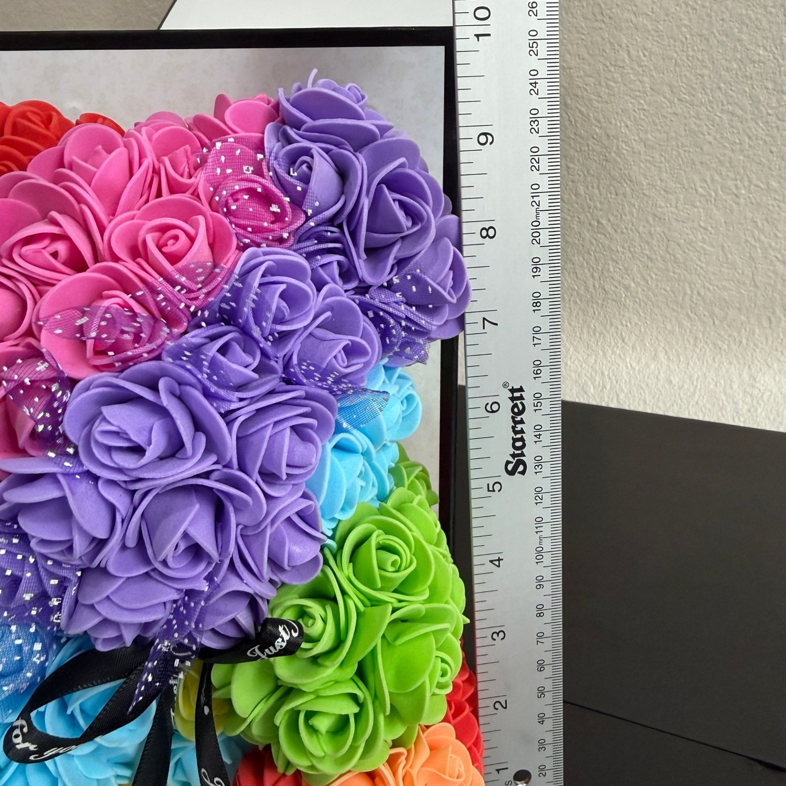 Trésors de Charme Rainbow Rose Bear Artificial Flower Teddy Bear in Gift Box