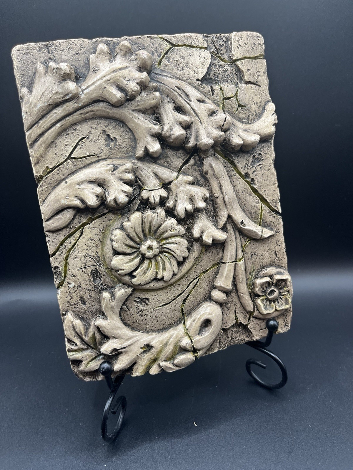 3D WALL HANGING RESIN DISTRESSED FLORAL DESIGN 7 3/4″x 6″