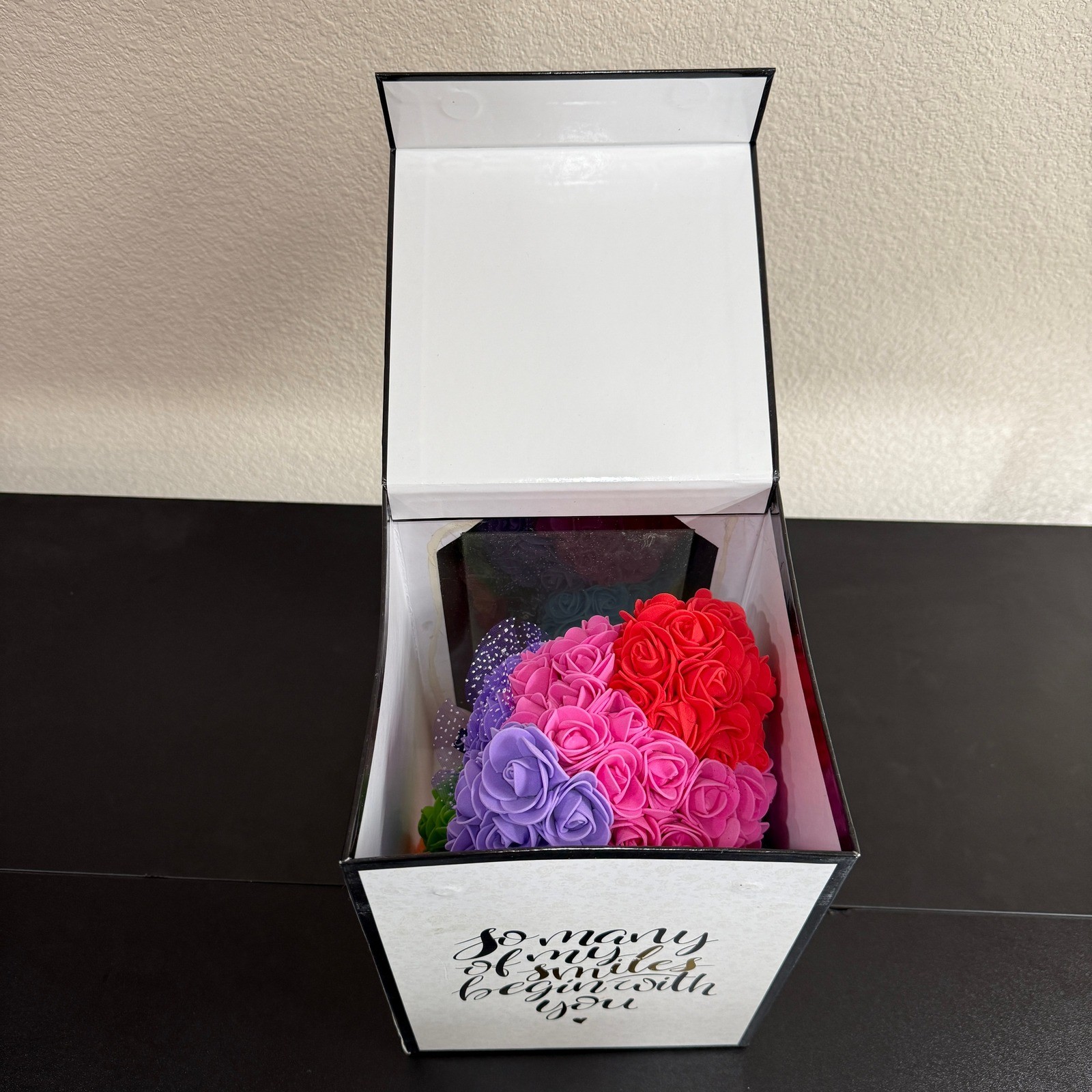 Trésors de Charme Rainbow Rose Bear Artificial Flower Teddy Bear in Gift Box