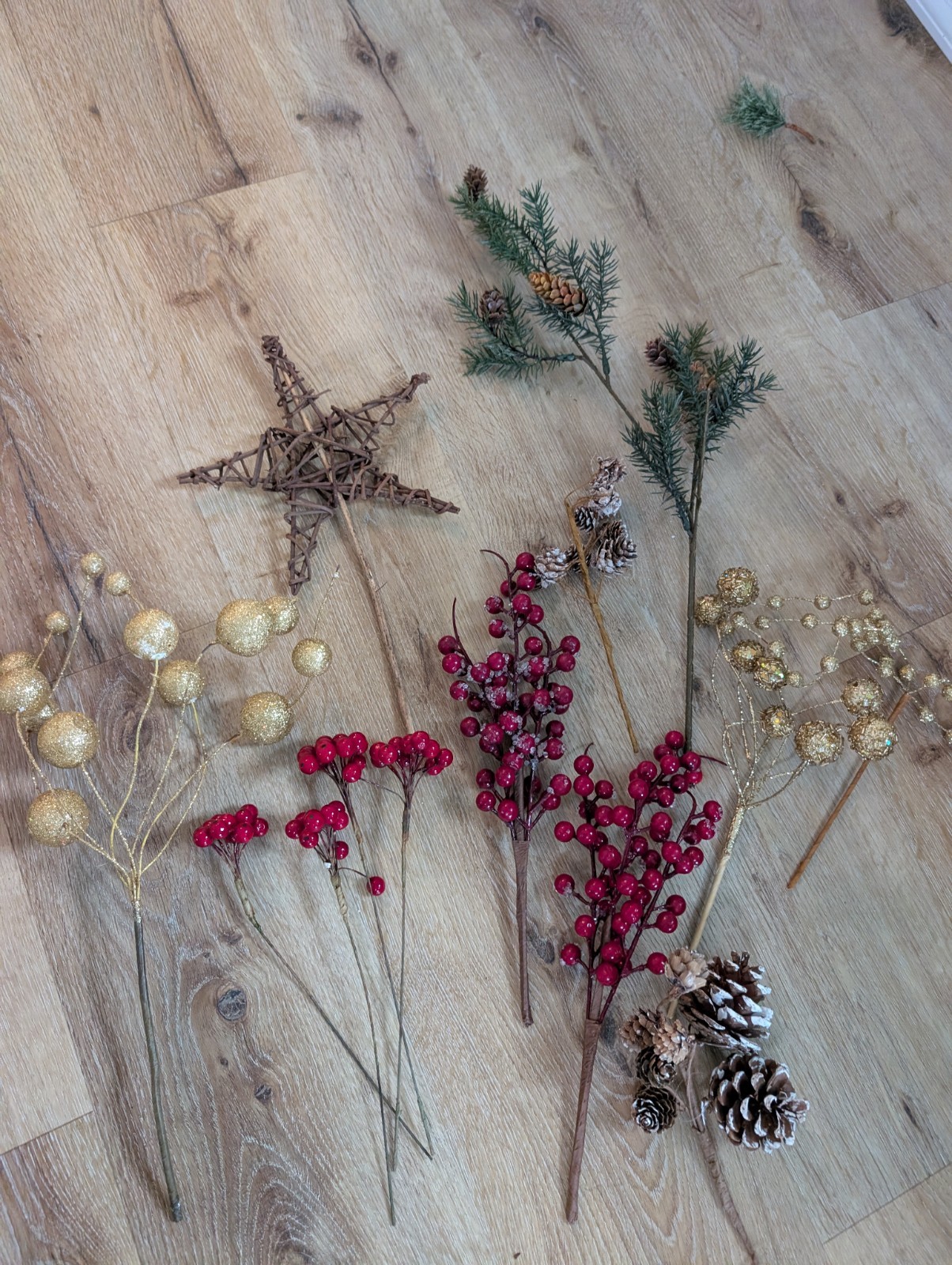 12Pcs Artificial Holly Berries Pinecones Gold Trim Rattan Star