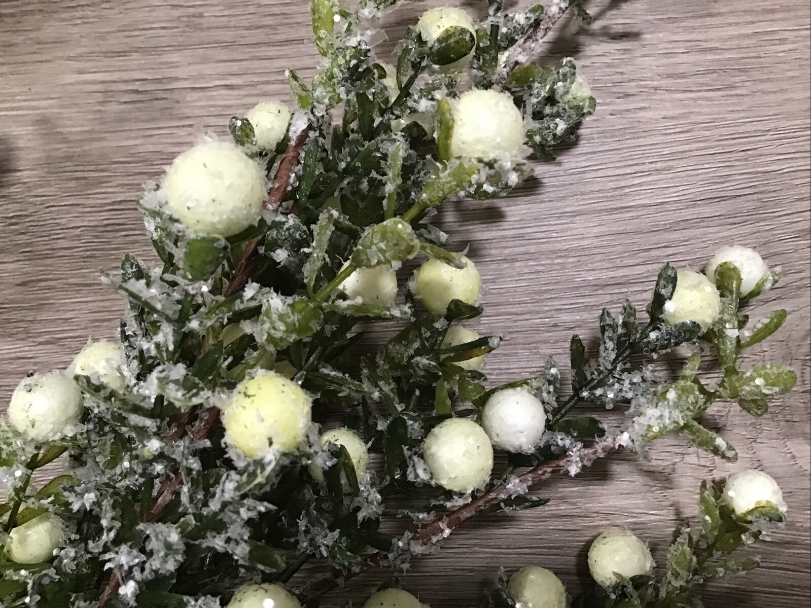 NEW Christmas Faux Glitter Berry Floral 20” Stems 21 Pcs Green White Berries