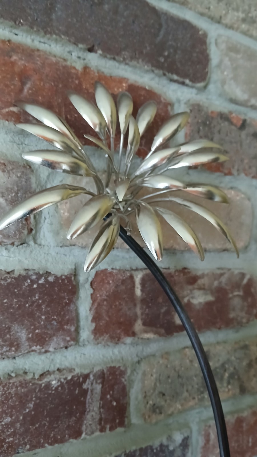 Metal Decorative Silver Dandelion Flower. Dimensions: 15″(Approx) X 6″(Approx).