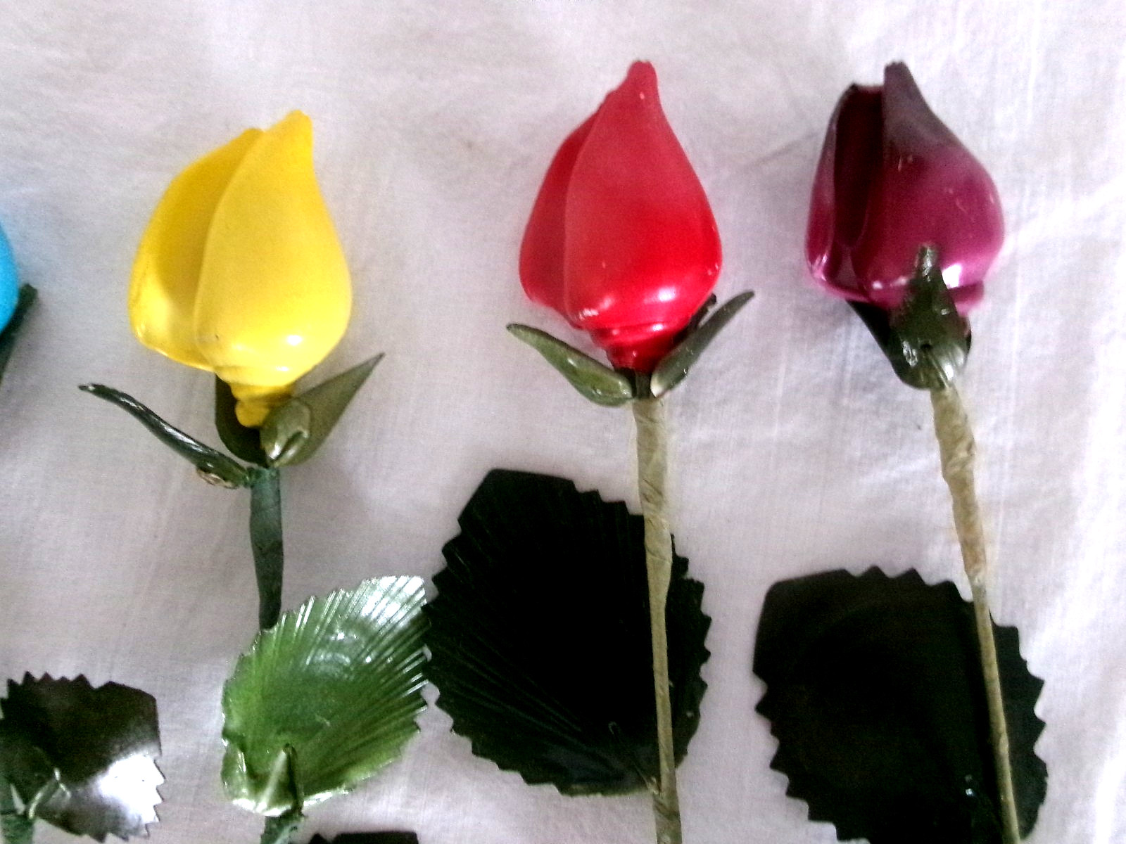 7 Multicolor Vintage SEASHELL ROSE BUD FLOWERS – 18″ Long