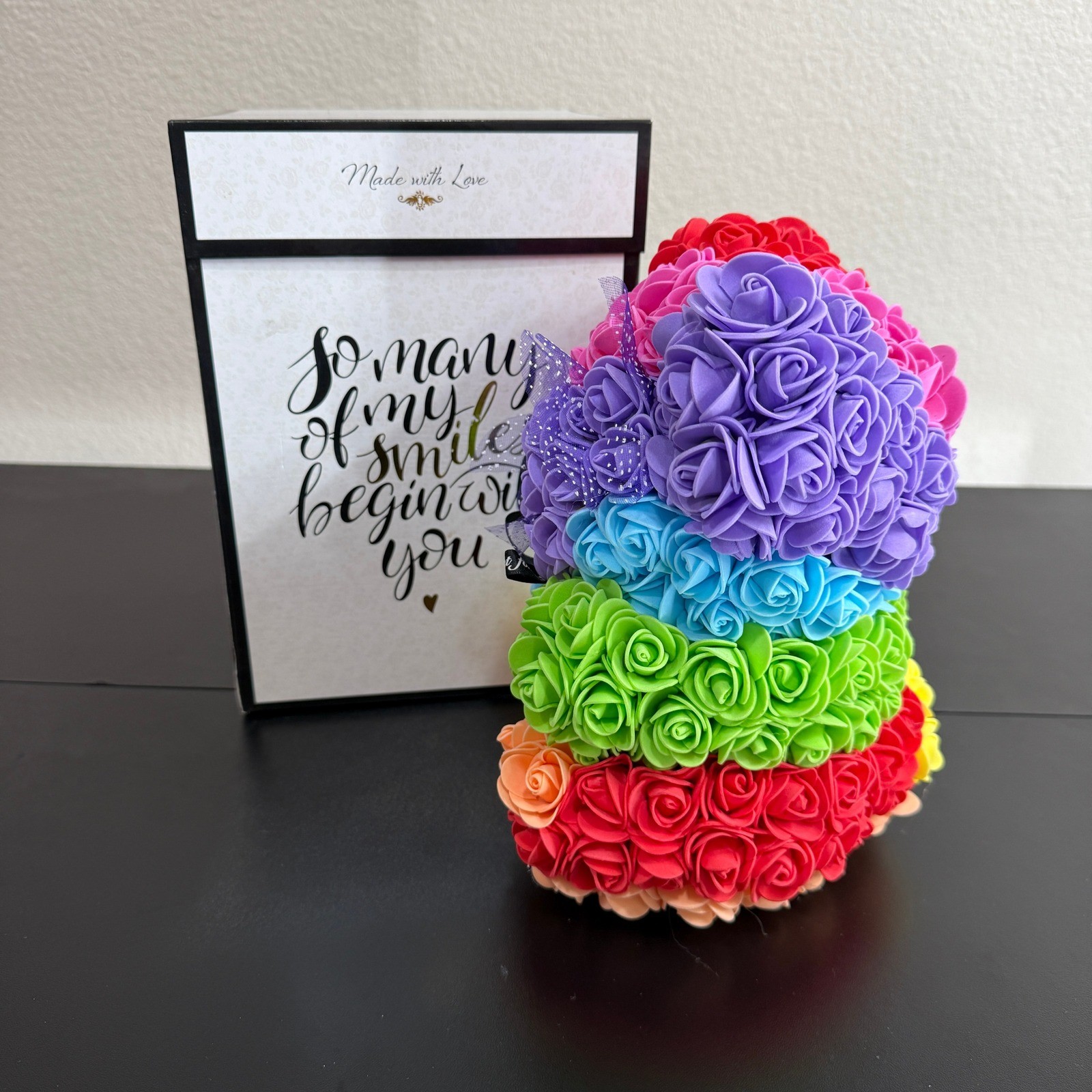 Trésors de Charme Rainbow Rose Bear Artificial Flower Teddy Bear in Gift Box