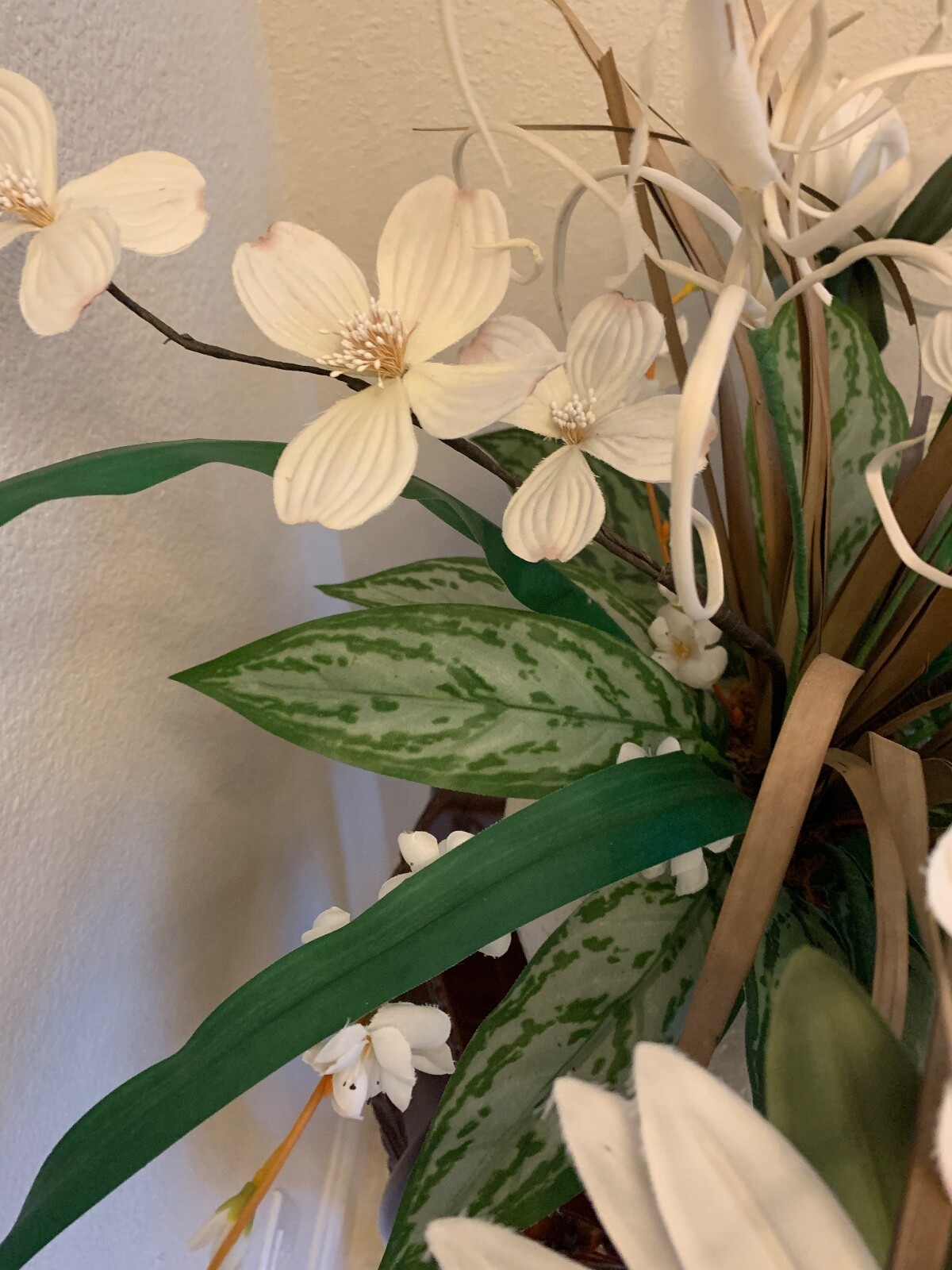 Floral Arrangement Epiphyllum Dogwood Silk flowers Tabl Centerpiece Ceramic Vase
