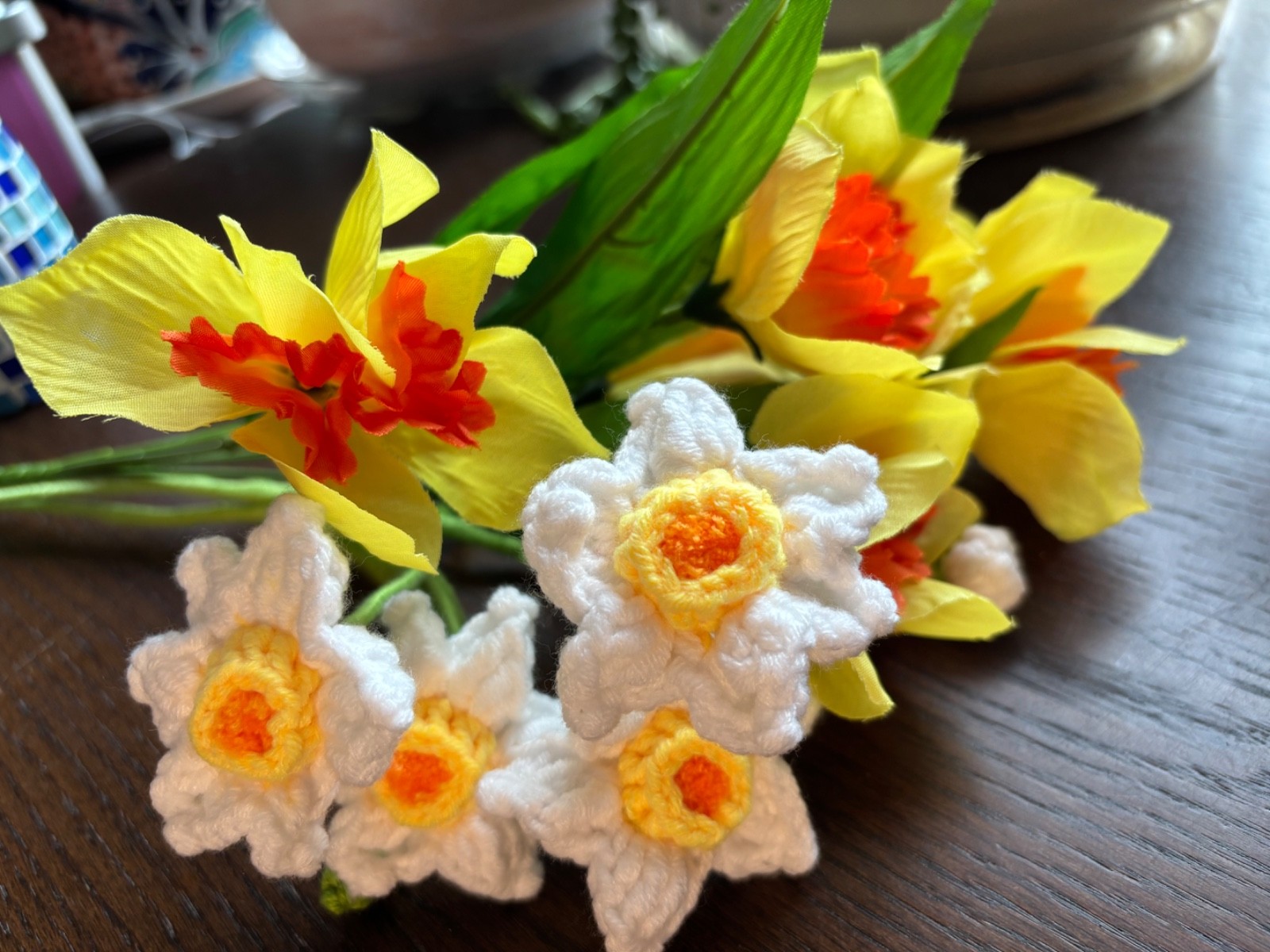 Crochet Daffodil Flower Bouquet 16.5″ Tall & Mosaic Handmade 7.5″ Blue Bud Vase