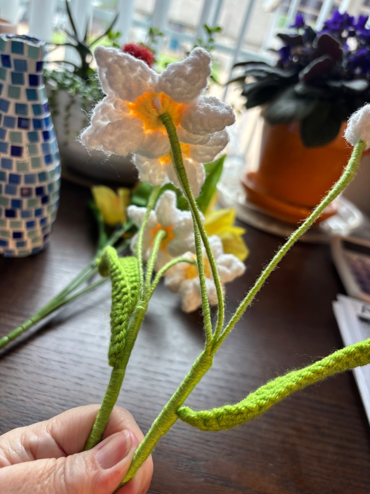 Crochet Daffodil Flower Bouquet 16.5″ Tall & Mosaic Handmade 7.5″ Blue Bud Vase