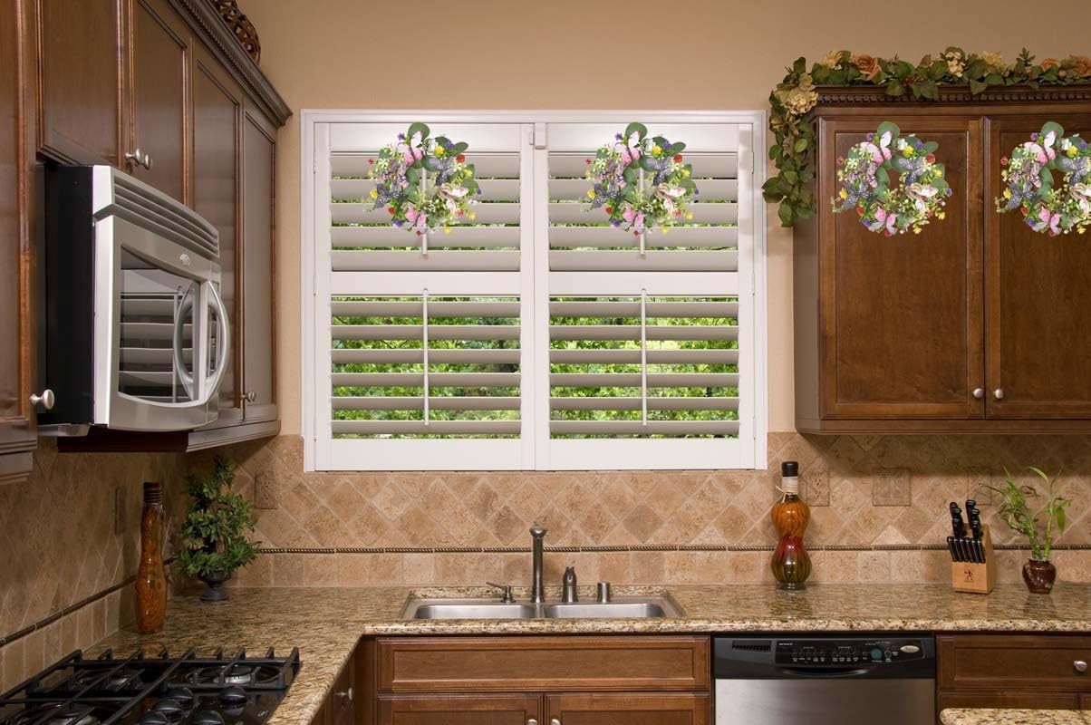 Versatile 10-Inch Eucalyptus and Daisy Wreath for Kitchen and Home Elegance