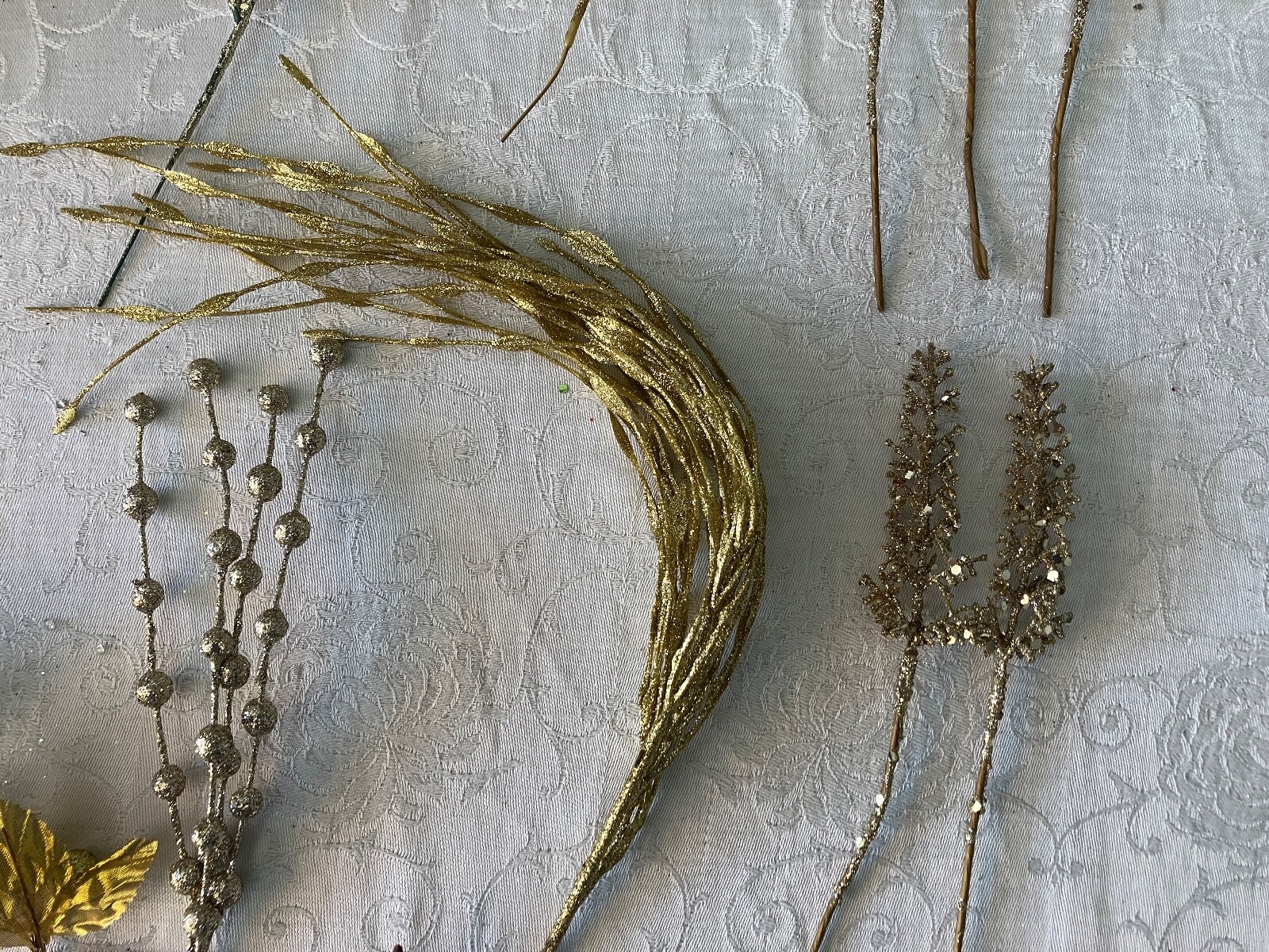 UNBELIEVABLE LOT OF 28 PIECES OF FLORAL DECOR FOR THE HOLIDAY SEASON.