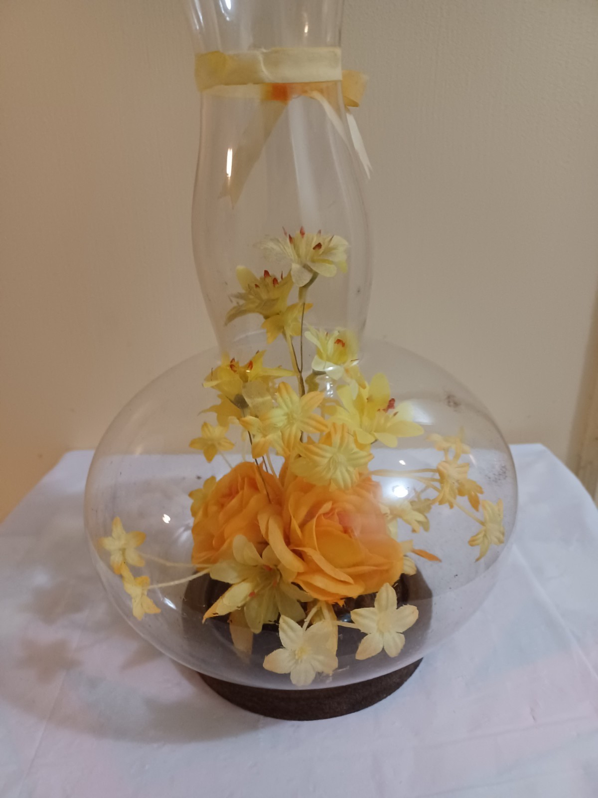 Vintage 1970s Faux Floral Home Decor Glass Vase Display w/ Flowers Inside 11.5″H
