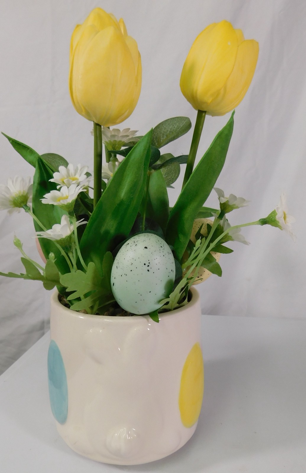 CERAMIC EASTER EGG PLANTER/VASE W/ARTIFICIAL ARRANGEMENT OF YELLOW TULIPS/DAISY