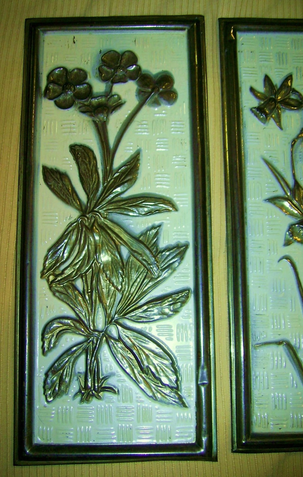 2 Vintage METAL WALL PLAQUES Brass & Yellow IN RELIEF FLOWER LOVER Elpec ENGLAND