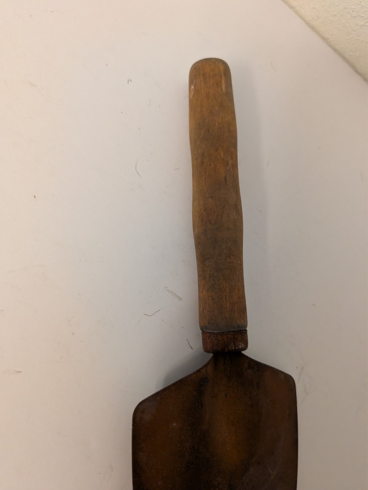 Vtg Hand painted decorative Honeybee garden Birdhouse spade-wood handle DECOR