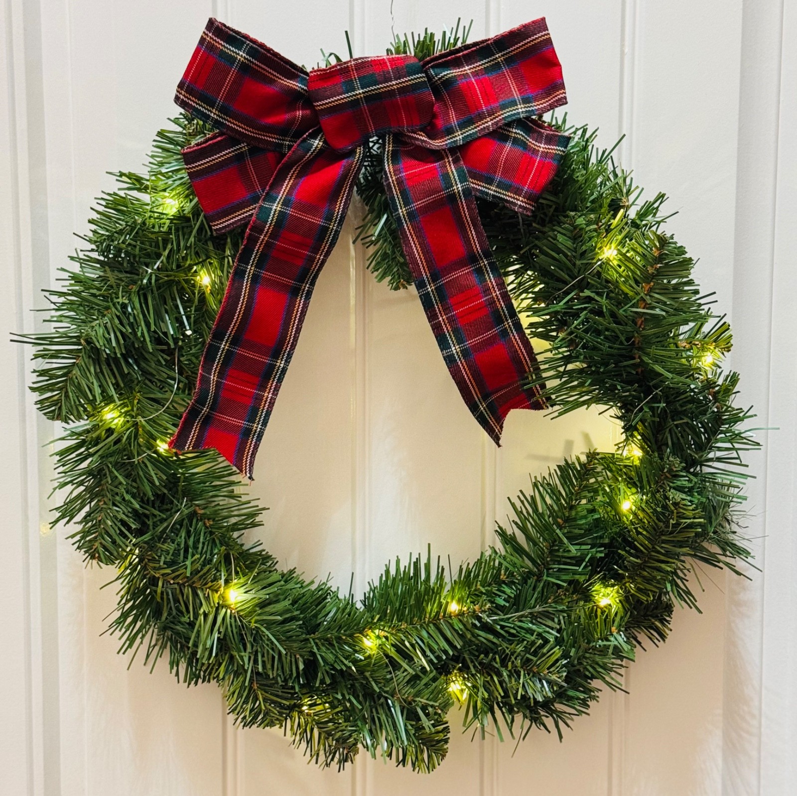 22″ Pre-Lit Artificial Noble Pine Wreath – Festive Green Holiday Decor w/ Plaid