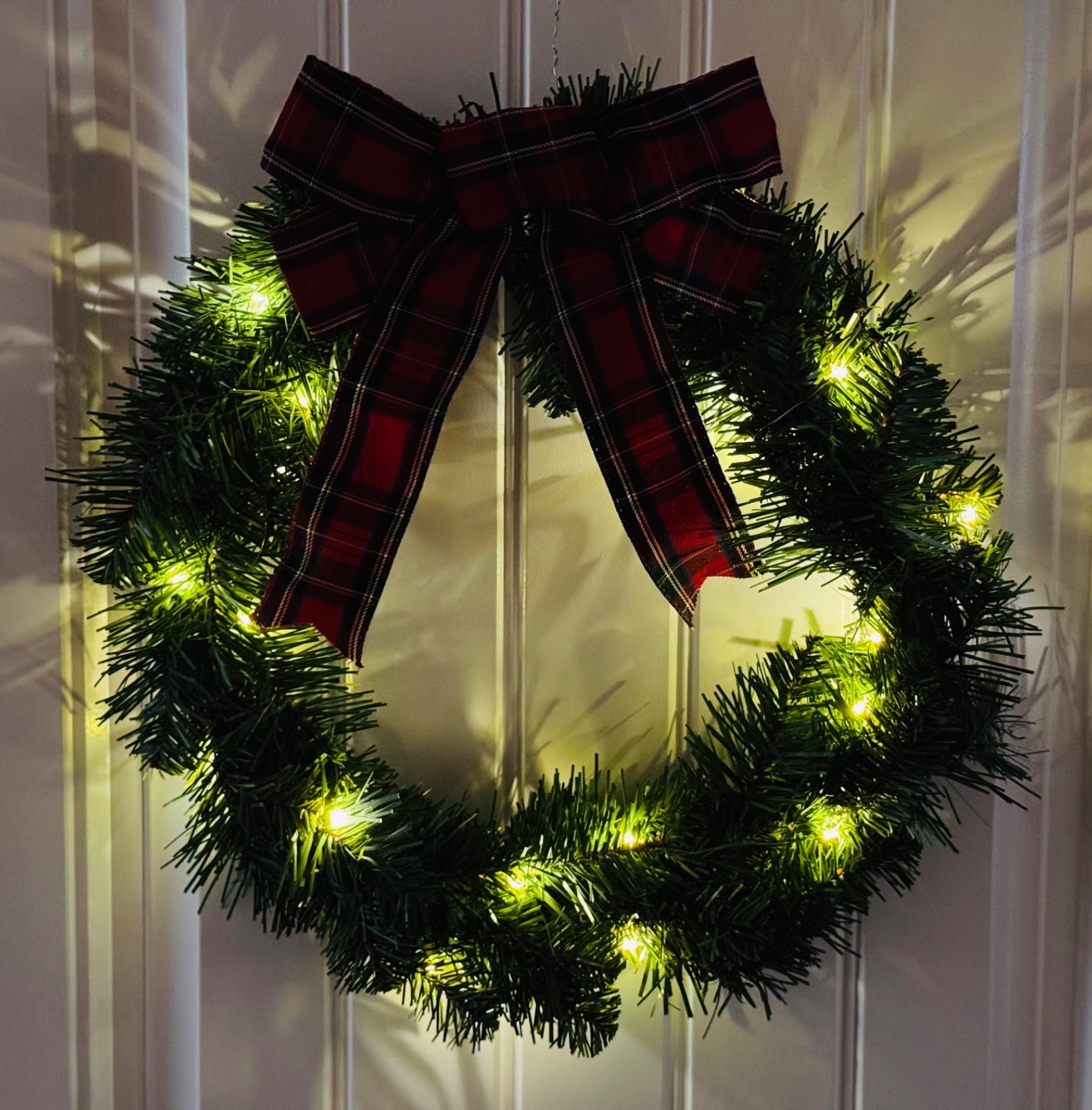 22″ Pre-Lit Artificial Noble Pine Wreath – Festive Green Holiday Decor w/ Plaid