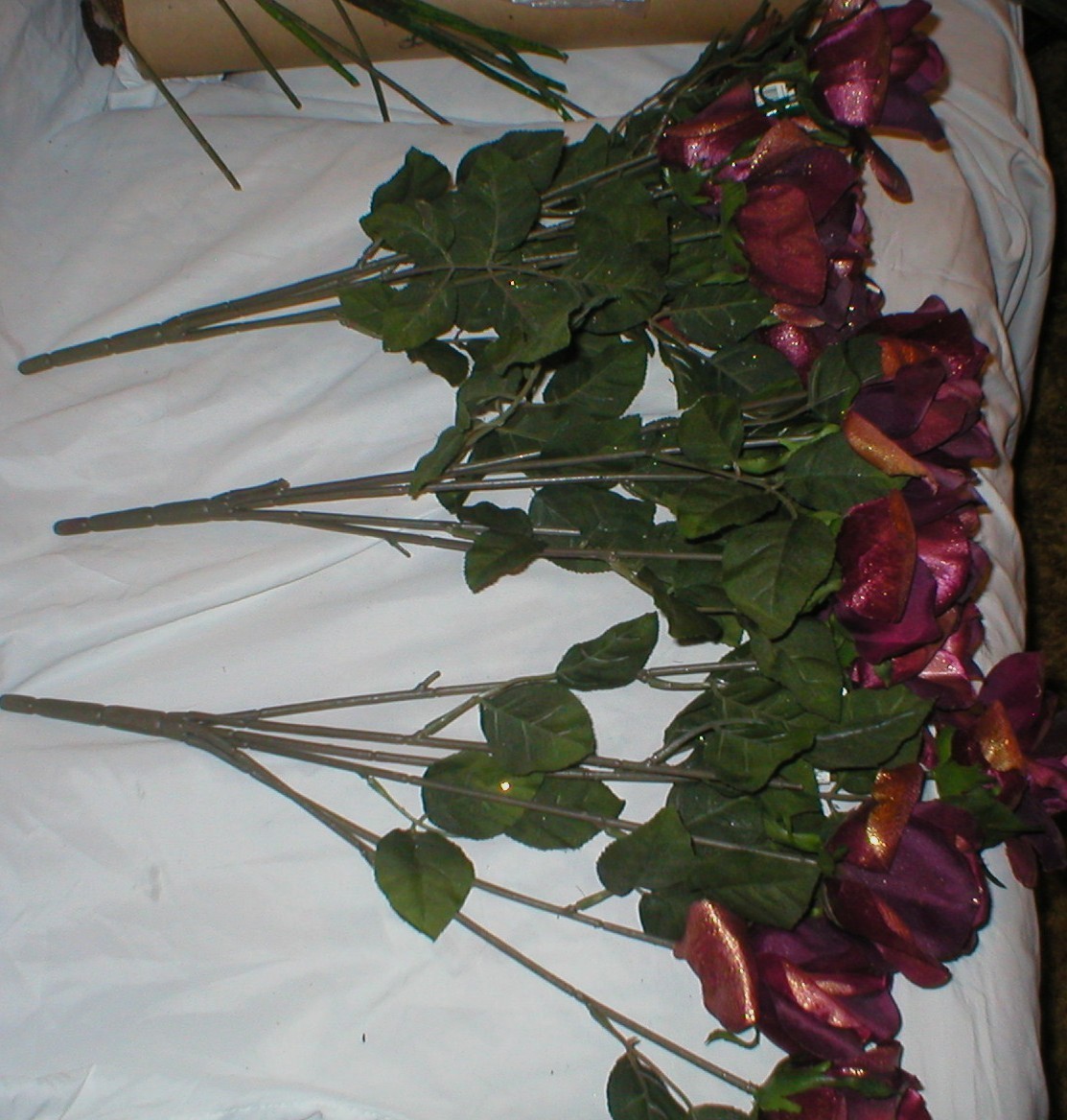 15 ROSES ARTIFICIAL 20″ LONG DARK RED WITH GLITTER LOT SOLD AS IS