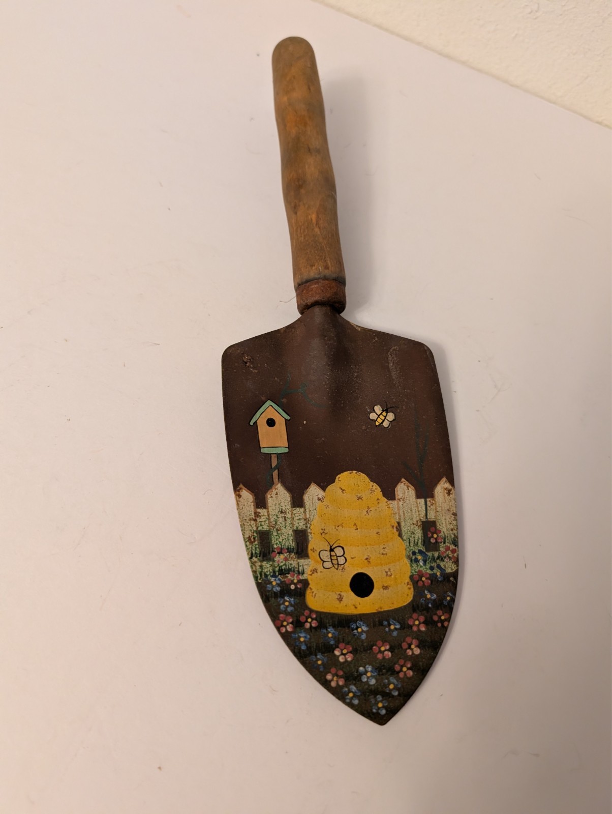 Vtg Hand painted decorative Honeybee garden Birdhouse spade-wood handle DECOR