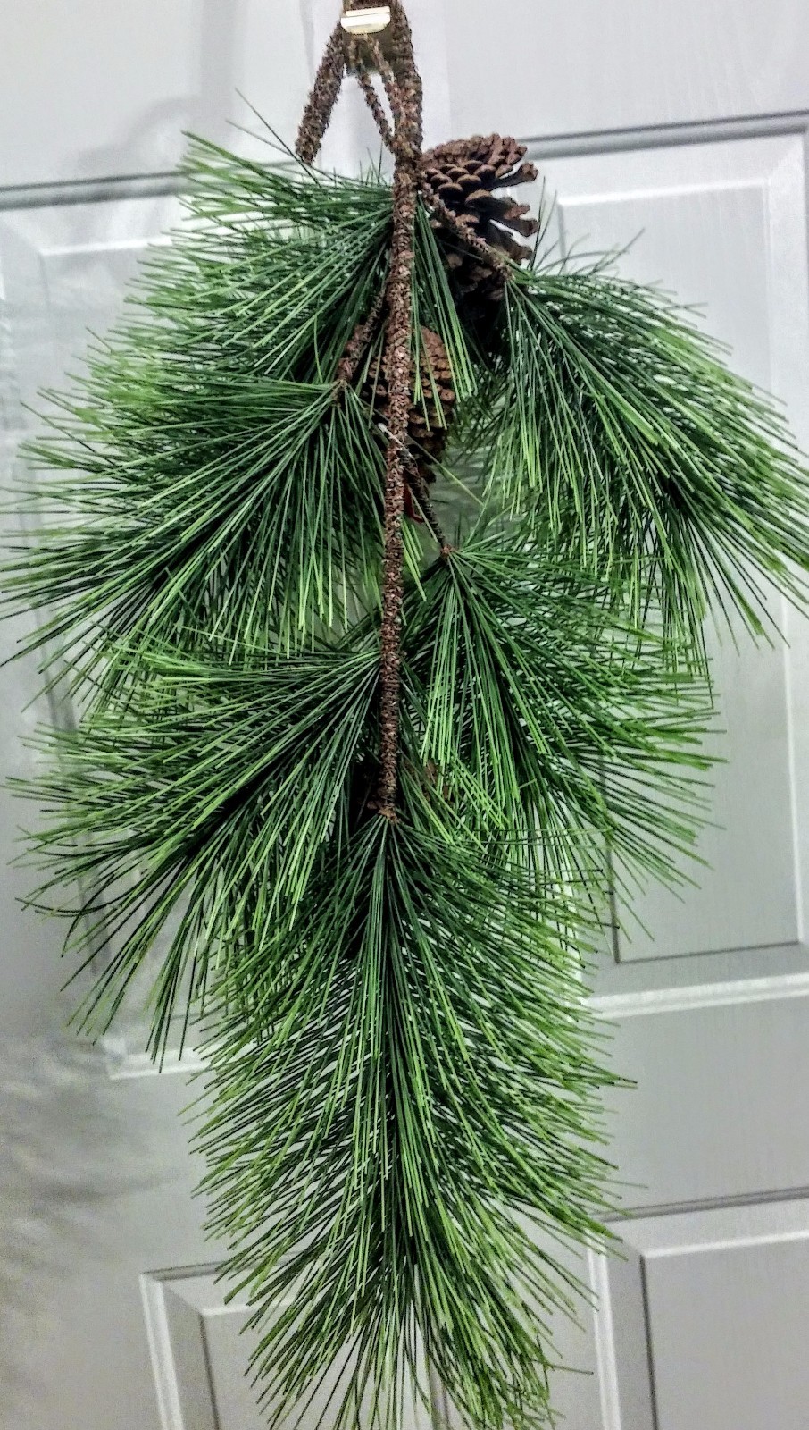 NWT Teardrop of Artificial Pine & Genuine Pine Cones for Door or Wall, 34″ Tall