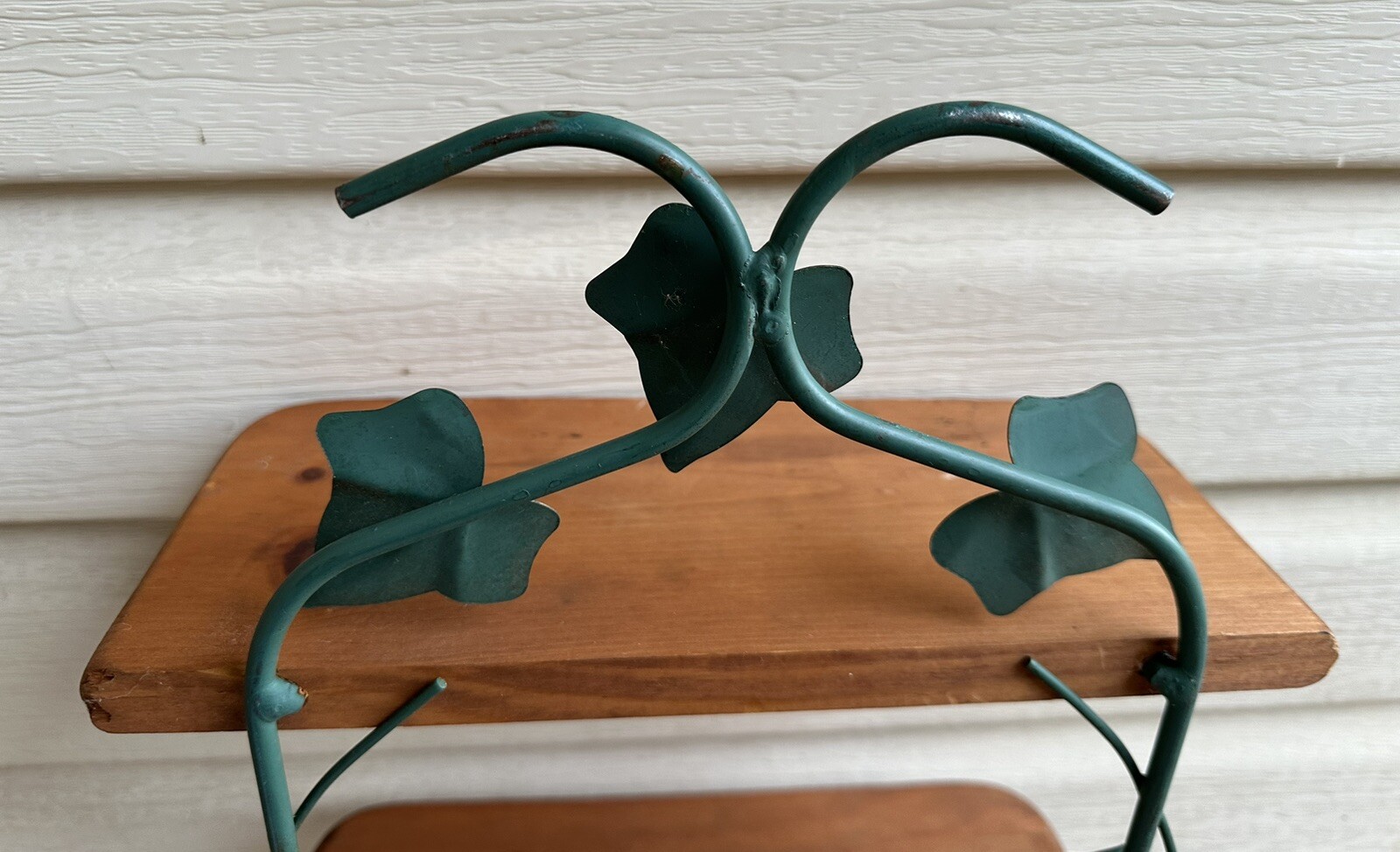 IVY WALL HANGING HOME DECOR METAL W/GOLD ACCENTS + SOLID WOOD BASE