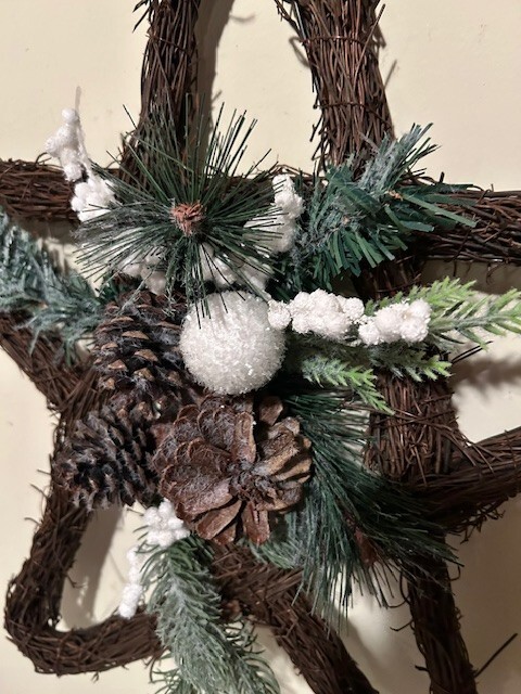 18 inch – Star Twig Wreath with Winter greens -SALE