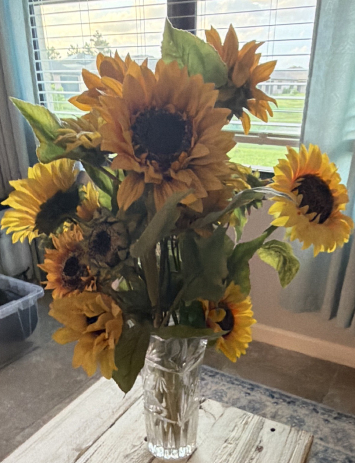 Sunflower Floral Arrangement & Centerpiece in Clear Glass Vase, Yellow/Green