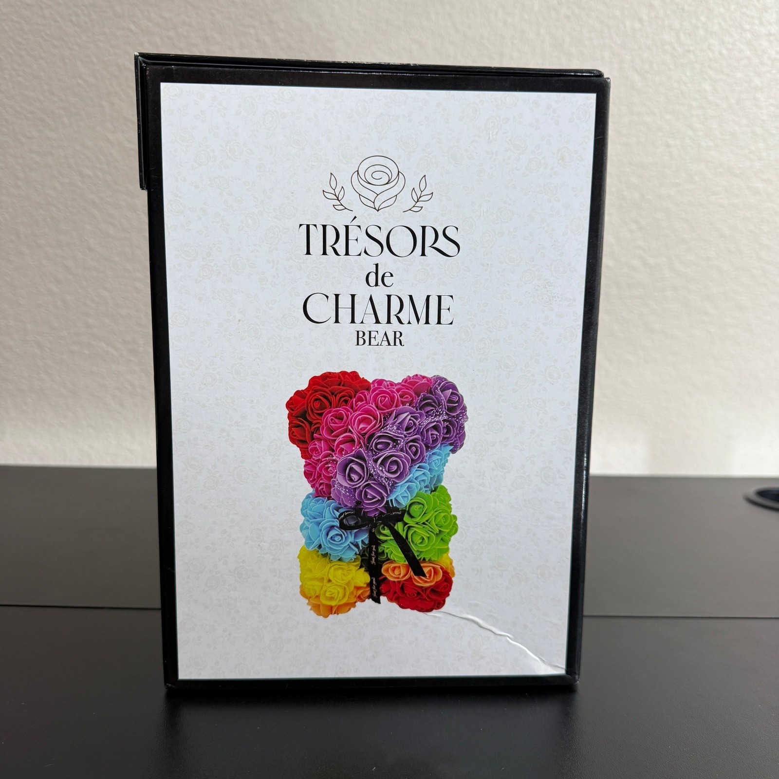 Trésors de Charme Rainbow Rose Bear Artificial Flower Teddy Bear in Gift Box