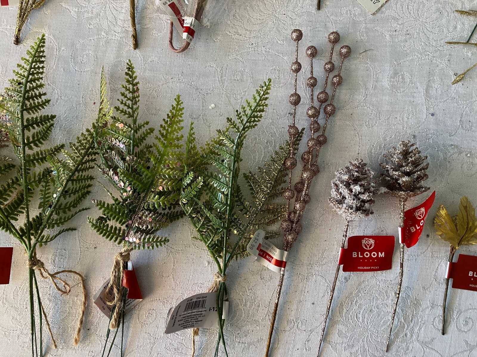 UNBELIEVABLE LOT OF 28 PIECES OF FLORAL DECOR FOR THE HOLIDAY SEASON.