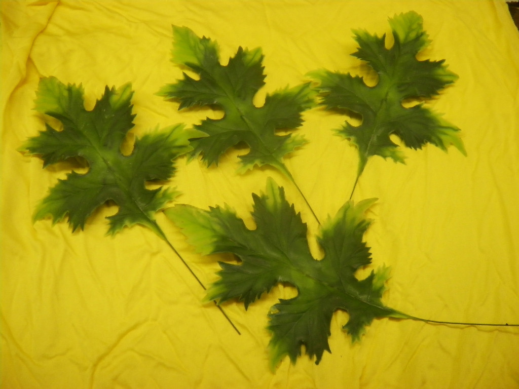 4 Vintage Plastic Oak Leaves – Green