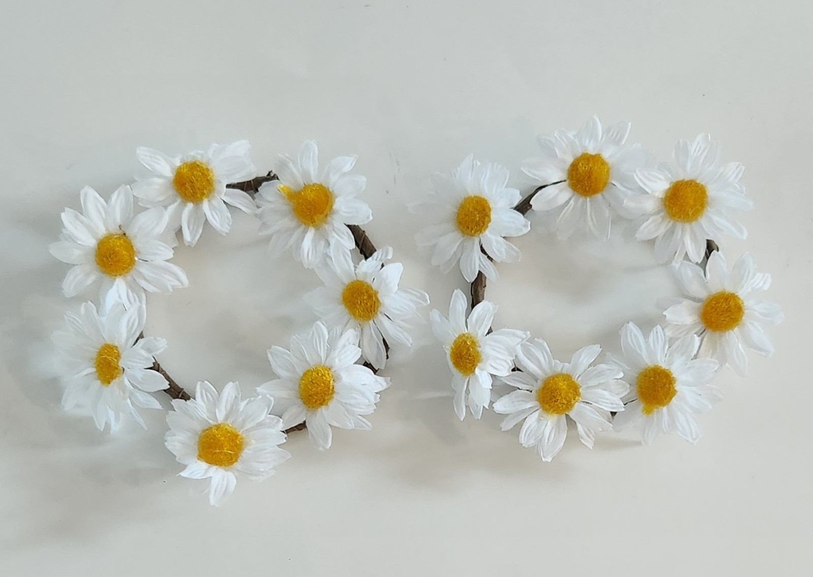 Set Of 2 DAISY CANDLE RINGS – Floral Wreath 4″