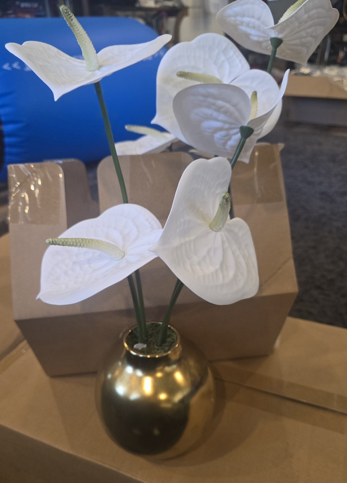 13065 Tabletop Arrangement Gold Vase With Beautiful White Lilly artificial New