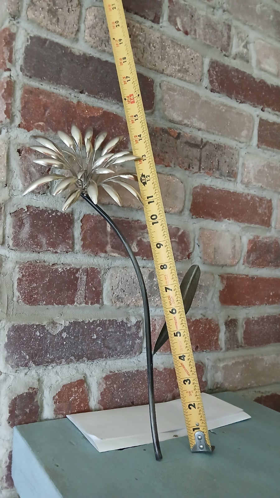 Metal Decorative Silver Dandelion Flower. Dimensions: 15″(Approx) X 6″(Approx).