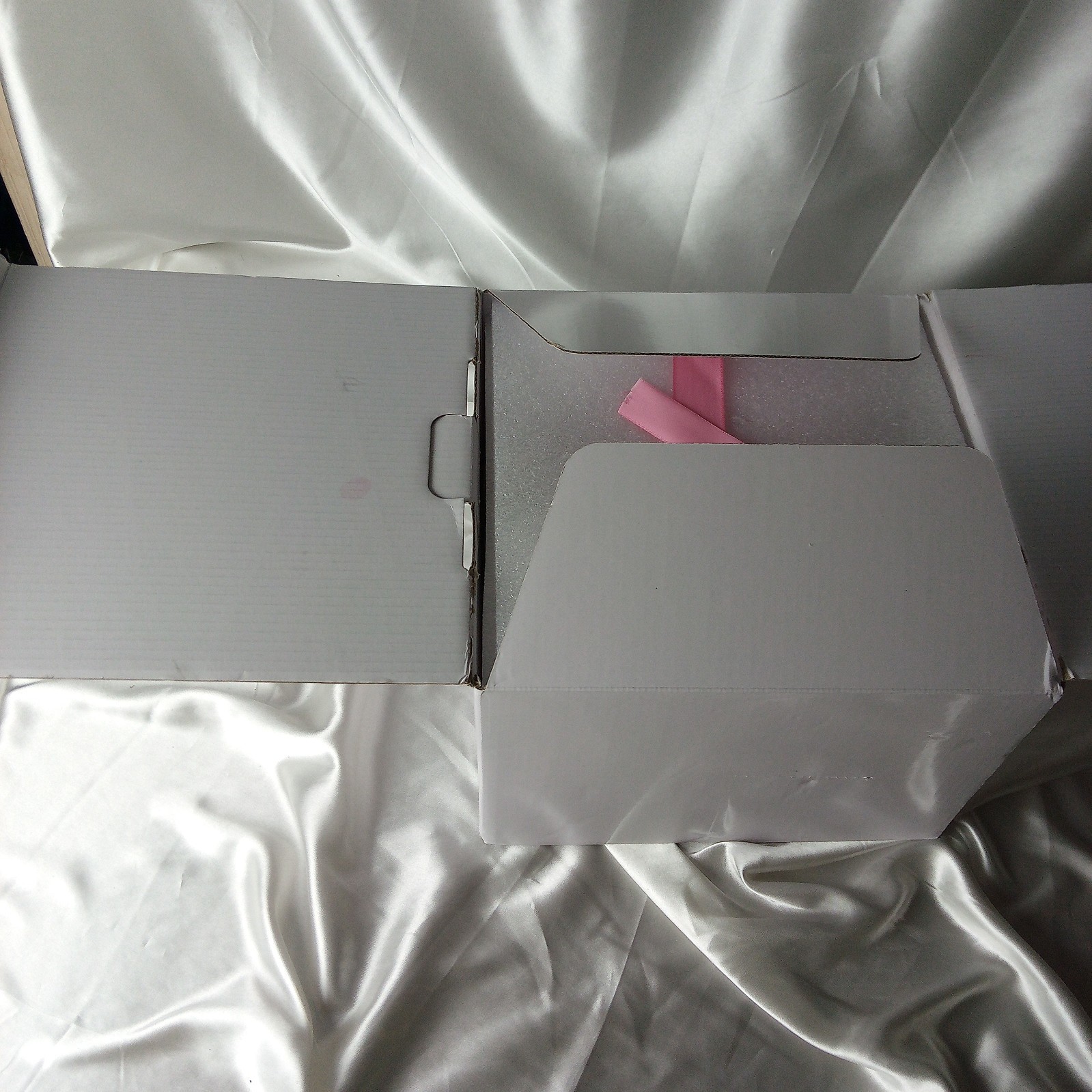 GLAMOROUS BOTIQUE 16 PRESERVED REAL ROSES IN HEART SHAPED BOX