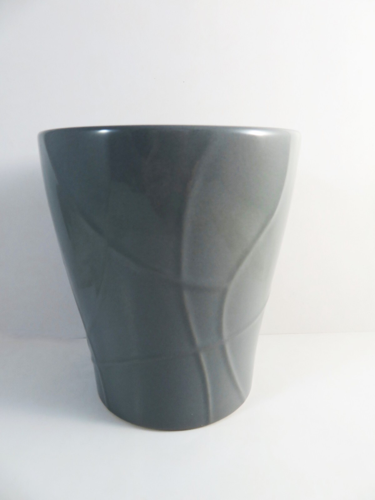 Ceramic Planter Curved Arc Lines Veined Exterior Gray Glossy Indoor 5.5 Inch
