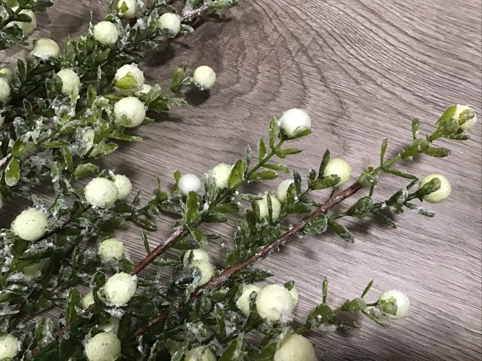 NEW Christmas Faux Glitter Berry Floral 20” Stems 21 Pcs Green White Berries