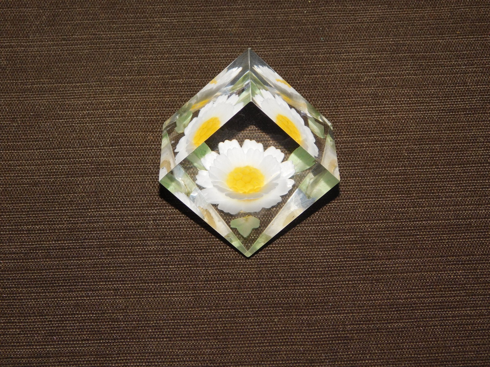 VINTAGE DAISY FLOWER IN PLASTIC 1 1/2″ X 1 1/2″