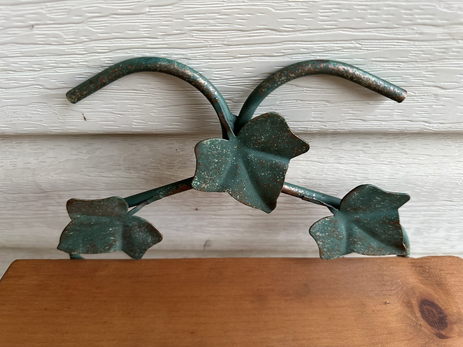 IVY WALL HANGING HOME DECOR METAL W/GOLD ACCENTS + SOLID WOOD BASE