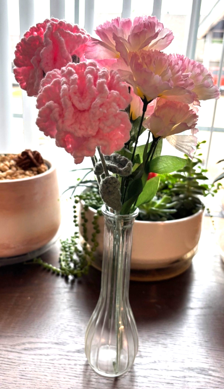 Crochet Pink Carnation Flower Bouquet 17″ Tall with 8.75″ Tall Glass Bud Vase